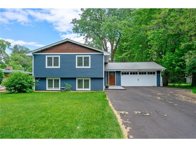 Photo - 540 Orchid Ln N