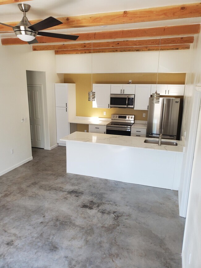 1130 E Winnie Pl