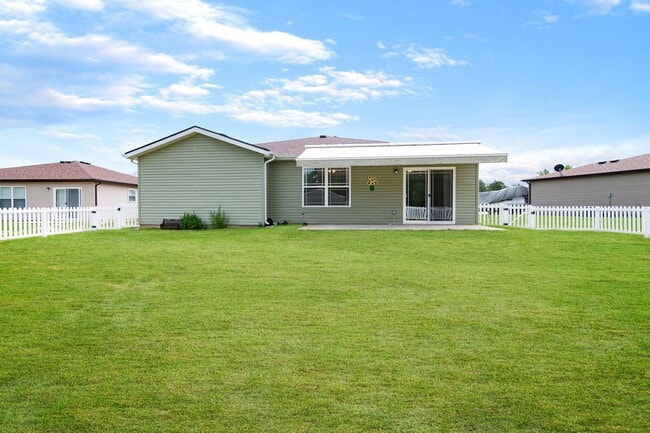 Building Photo - 3 bedroom 2 bath 2 Car Garage with fenced yard  for rent, Hollister, MO