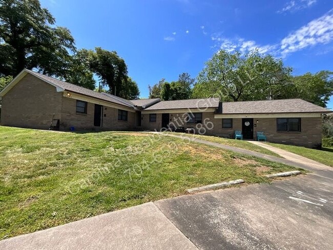 Building Photo - 304 Palm St