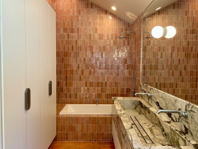 Photo - 1000 Myra Ave