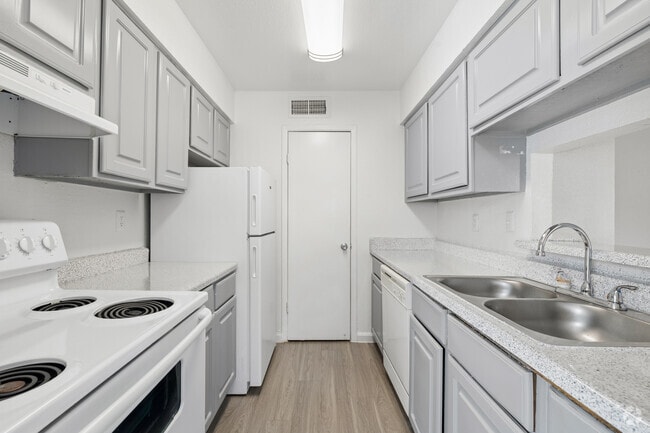 2BR, 2BA - 1,014SF - Kitchen