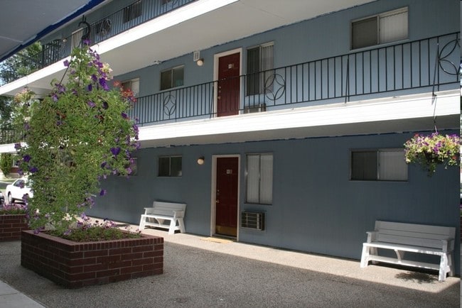 Photo - Alpine Court Apartments