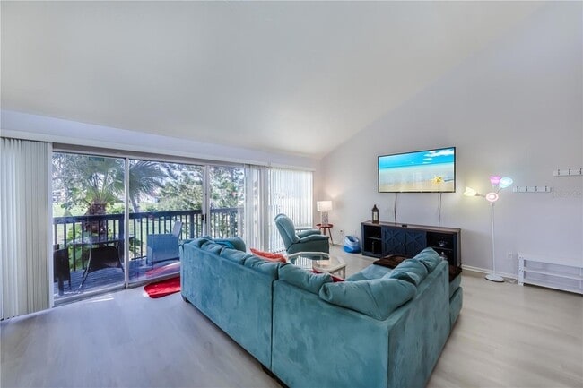 Photo - 722 White Pine Tree Rd Unidad 82