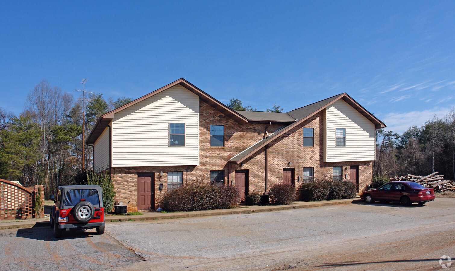 Photo - 100 Lynn Cir Apartments