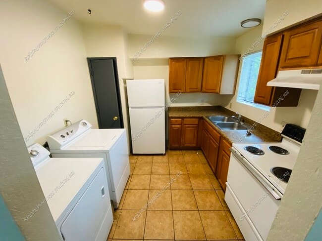 Photo - 602-610 E Lester St
