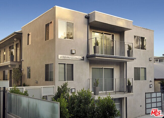 Building Photo - 1418 N Poinsettia Pl Rental
