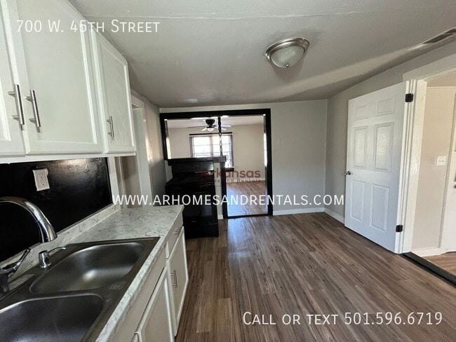 Photo - 700 W 45th St