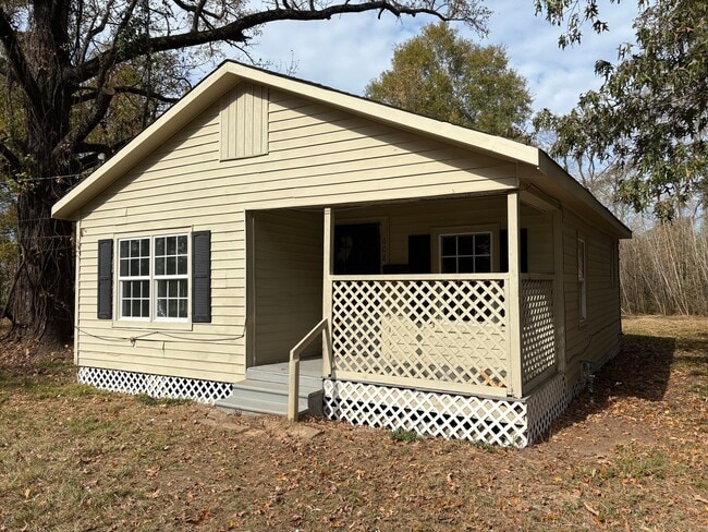 Building Photo - Nice house on large lot with low traffic