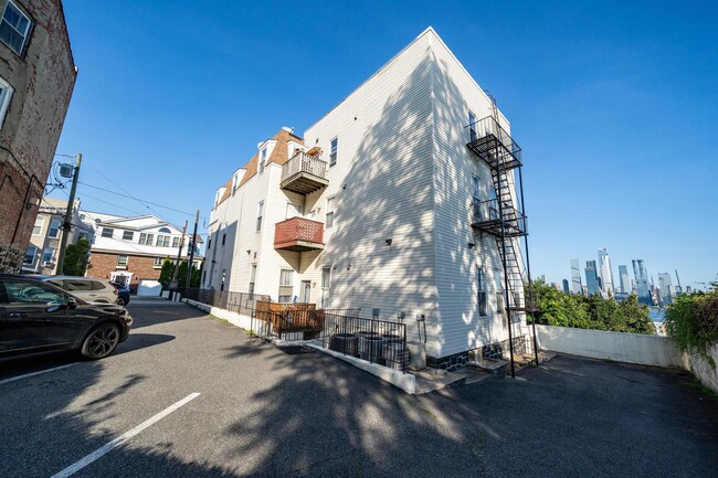 Building Photo - 5 Oak St Unit 6 Rental