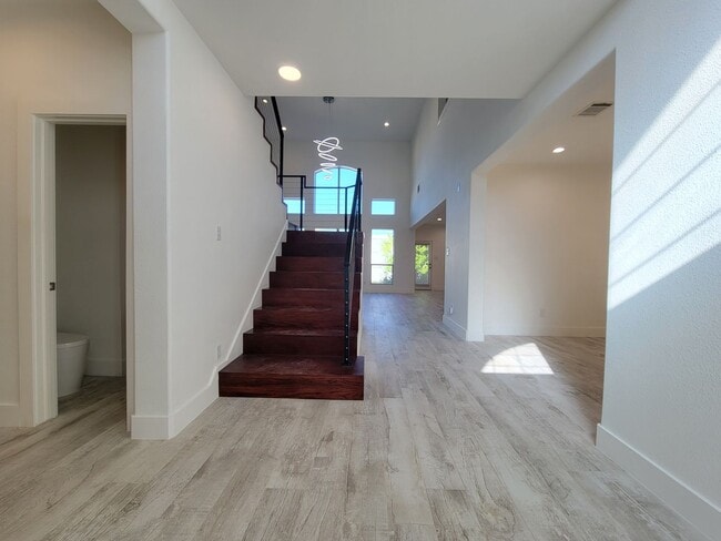 Photo - 405 Darkwoods Dr