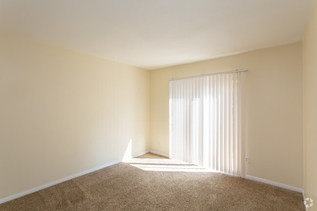 2 BR, 1 BA - 800 SF