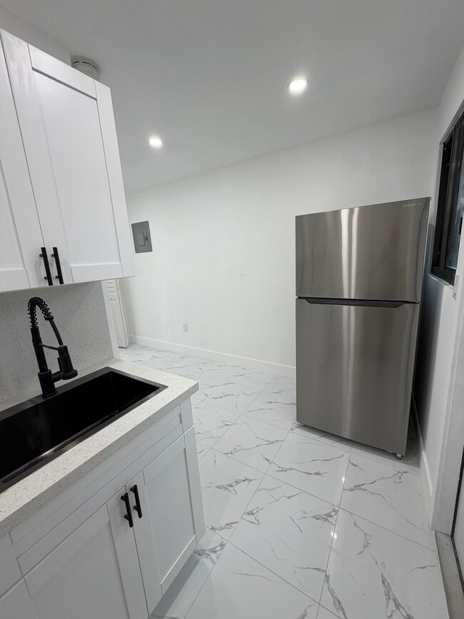 11134 SW 6th St Unit R2