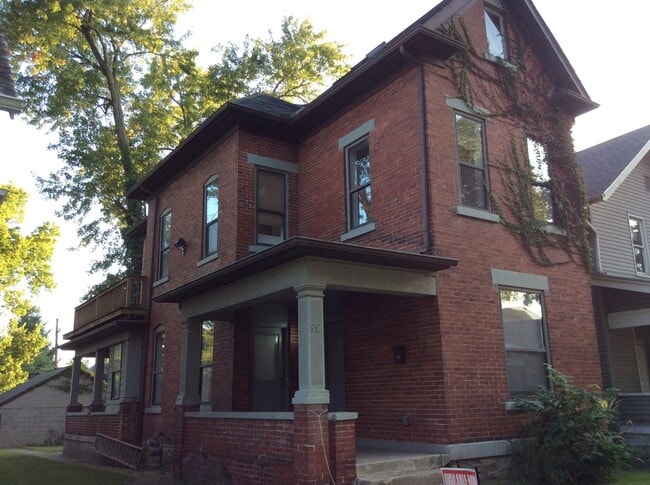 Building Photo - 5 Bedroom brick single family home with ba...