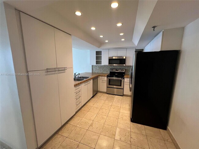 Photo - 520 Brickell Key Dr Unit A1519