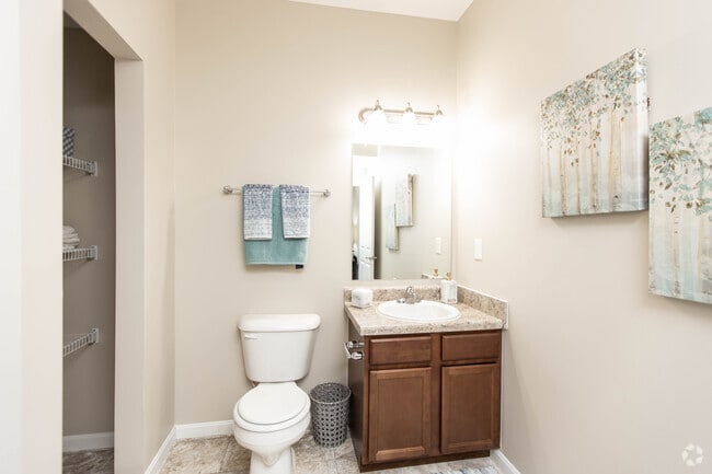 2BR, 2BA - 904 SF