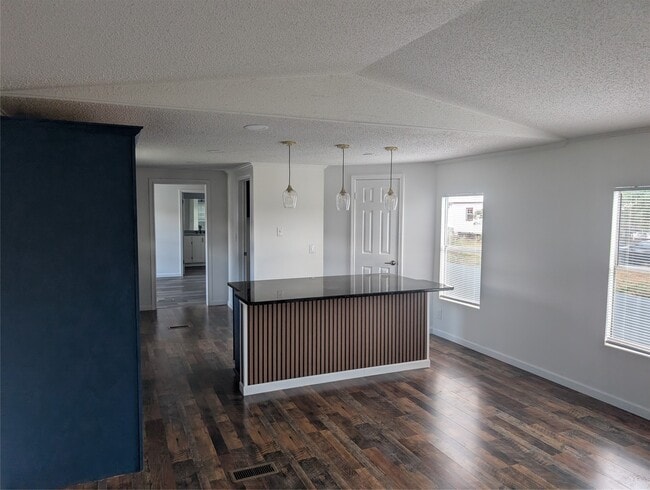 Photo - 608 CR-5102I