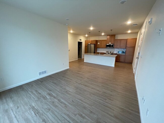 Building Photo - 2 Bedroom Condo in Great Pine Creek Area Location Unit 101