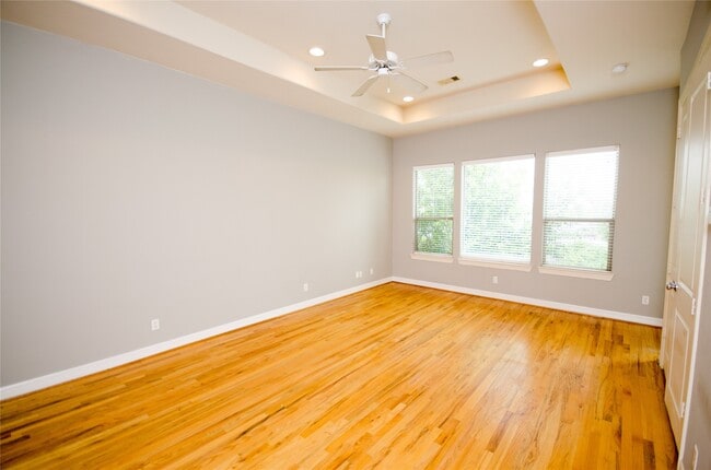 Building Photo - 3802 Center Plaza Dr Rental