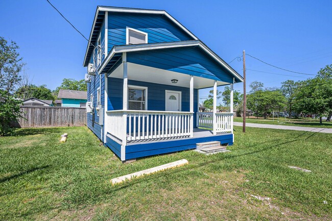 Building Photo - Richmond TX - Newly updated 2 bedroom, 1 bath "A-Frame" type house