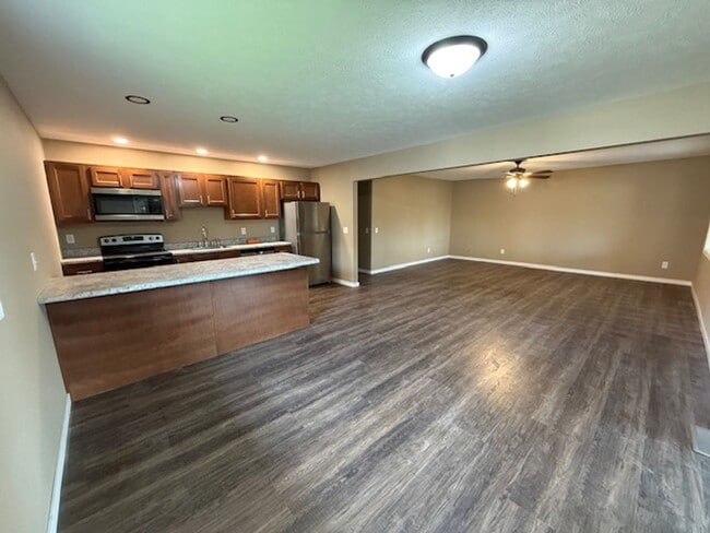 Building Photo - 115 W Ash St