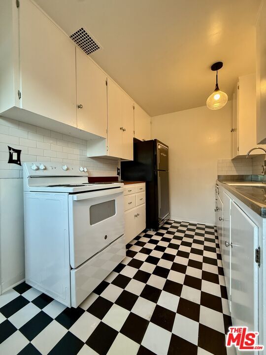 Photo - 5560 Village Green