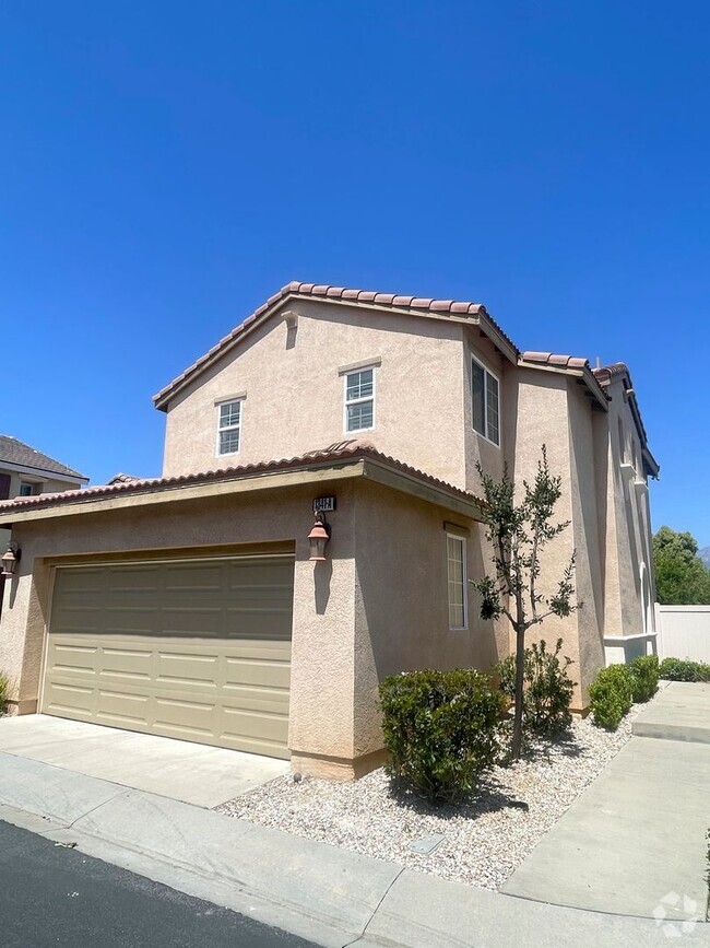 Building Photo - Beautiful 3 bed 2.5 bath in Beaumont, Ca. Rental