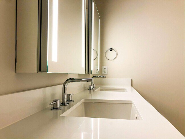 Photo - 1001 Queen St