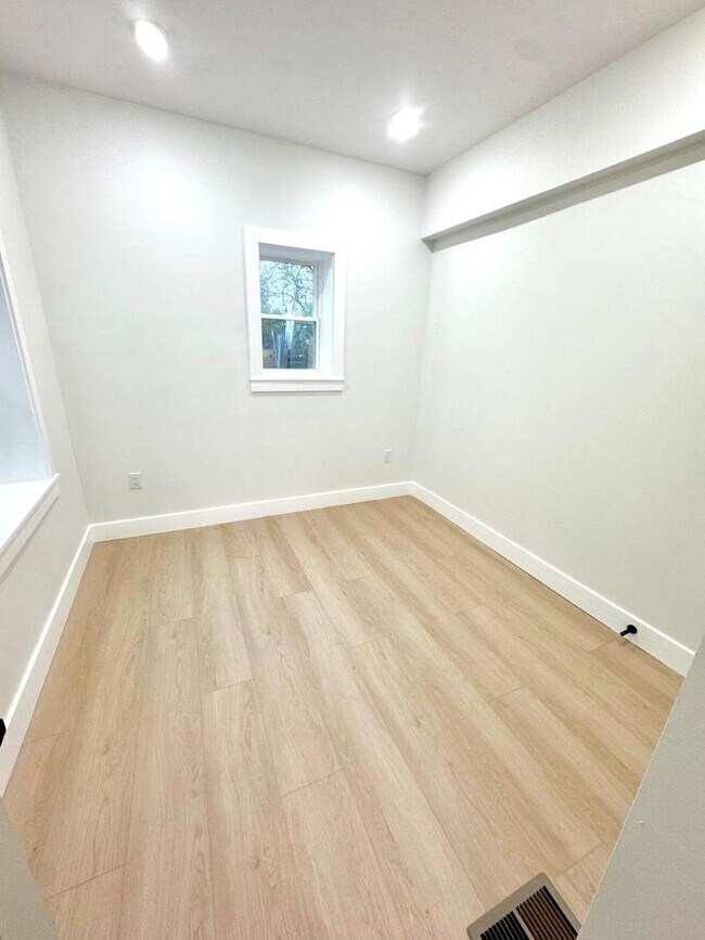 Photo - 116 E Huntingdon St