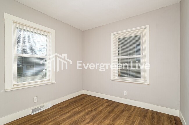 Photo - 215 Ryan Ave