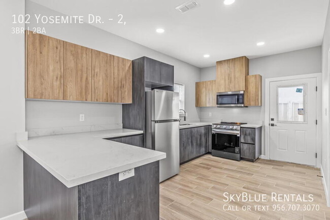 Building Photo - 102 Yosemite Dr Unit 2,