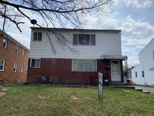 1724-1726 Tanglewood Dr Akron OH 44313 MFH2 - 1724-1726 Tanglewood Dr Akron OH 44313 MFH2 Apartment Unit 1726 Tanglewood Dr