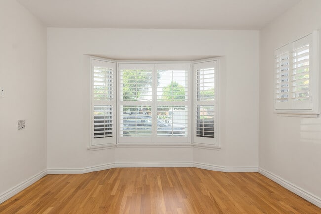 Sala de estar al frente de la casa. - 2257 28th St