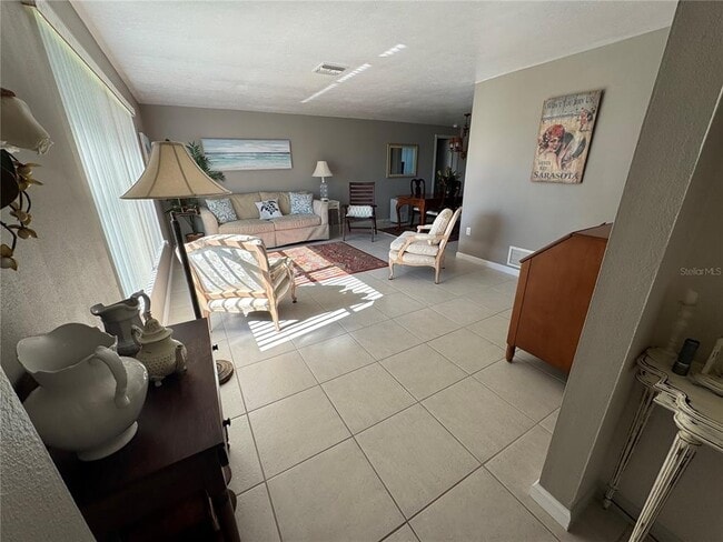 Photo - 1335 Cambridge Dr