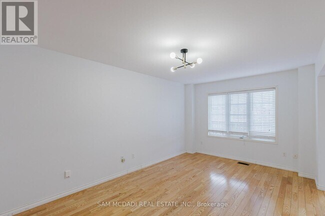 Photo - 1260 Lamont Crescent