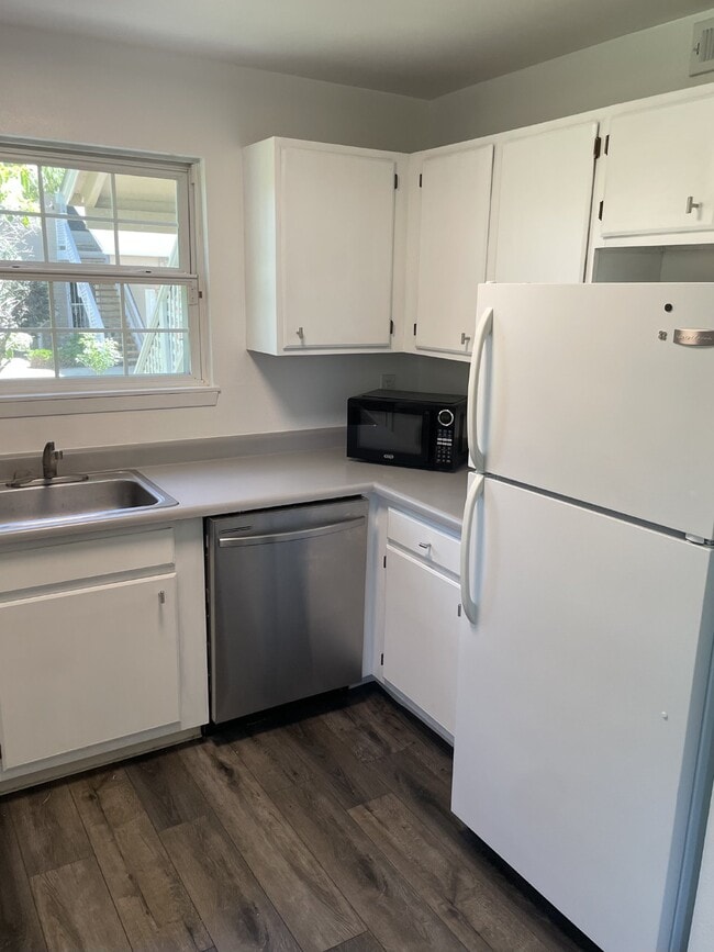 Photo - Adorable 2bd/2ba in Lakewood! Unit B
