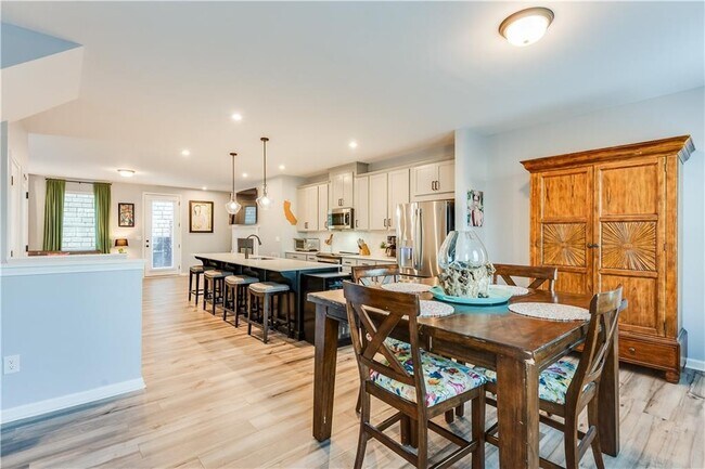 Photo - 399 Skylar Way SE