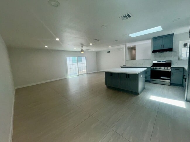 Building Photo - Spacious 3bed 2bath House for Rent in Garden Grove