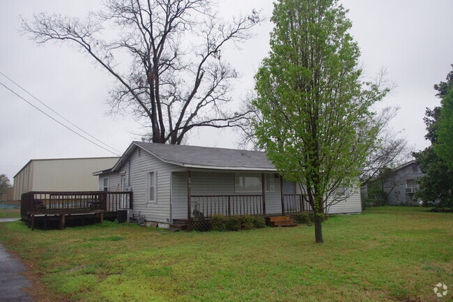 Building Photo - 501 N Pecan St Rental