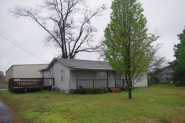 Building Photo - 501 N Pecan St Rental