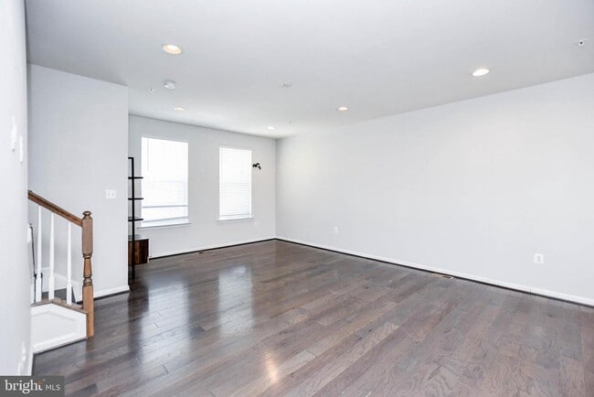 Photo - 608 Parkside Pl NE