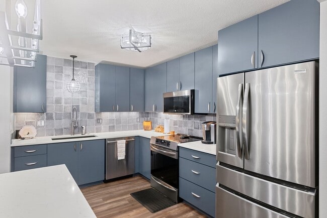 Building Photo - STYLISH 2 BED/2 BATHS LAKE OSWEGO CONDO