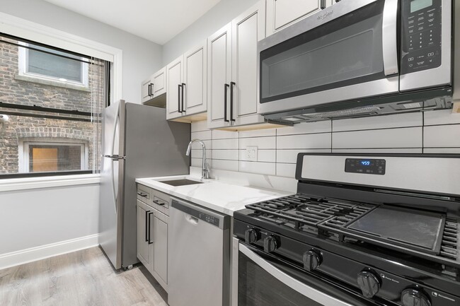 Building Photo - 7616 N Eastlake Ter Unit 1e