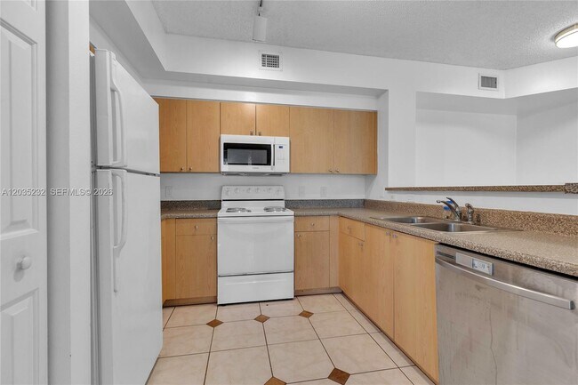 Photo - 8000 N Nob Hill Rd Unidad 106