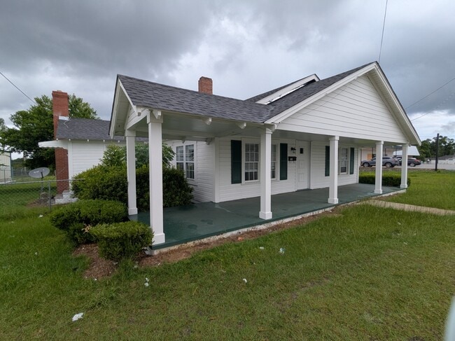 Photo - 609 North St W
