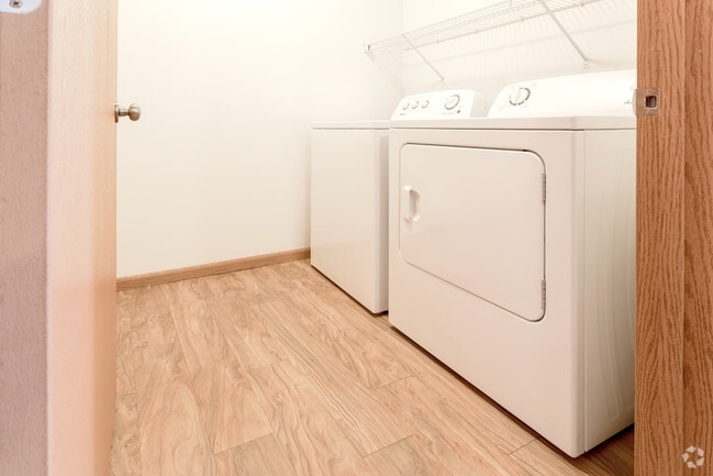 1BR, 1BA - 801 SF