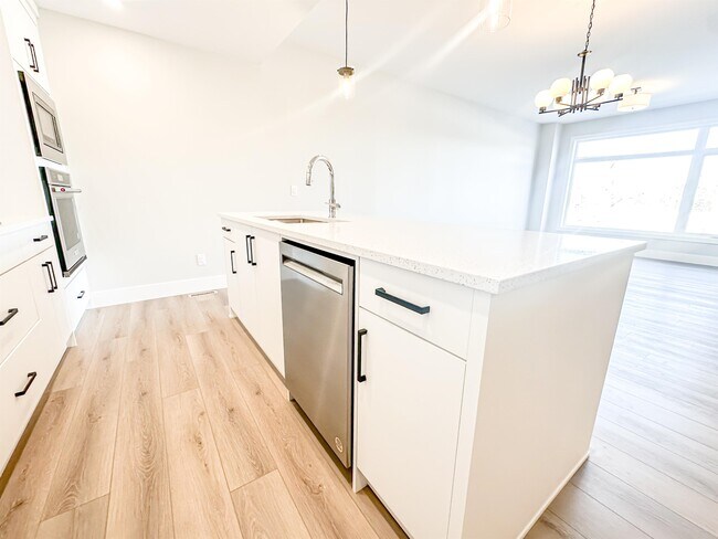 Photo - 2855-2812 12 Ave SW