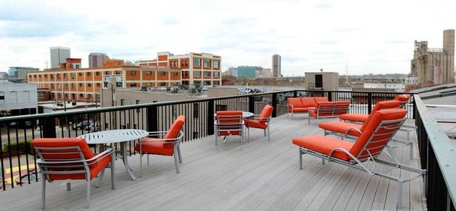 Rooftop Lounge - The Commons Apartments