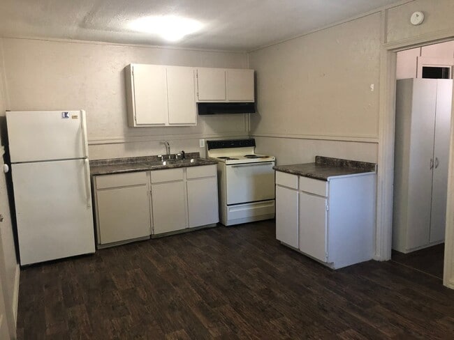 Building Photo - One Bedroom Efficiency