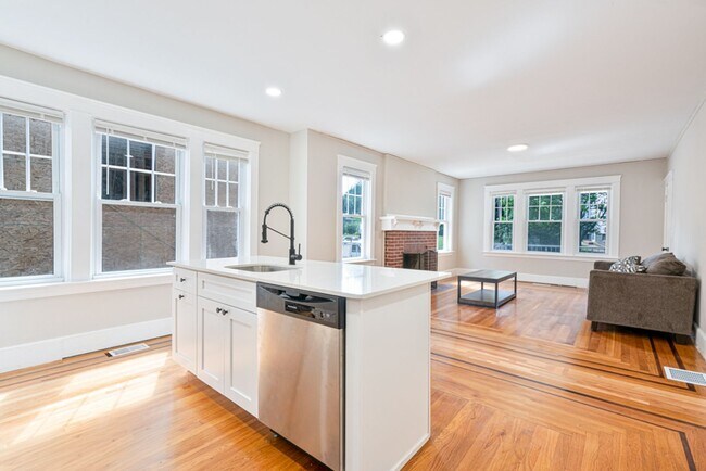 Building Photo - 103-105 Tyndall Ave. Unit 103 Tyndall Ave.  #1